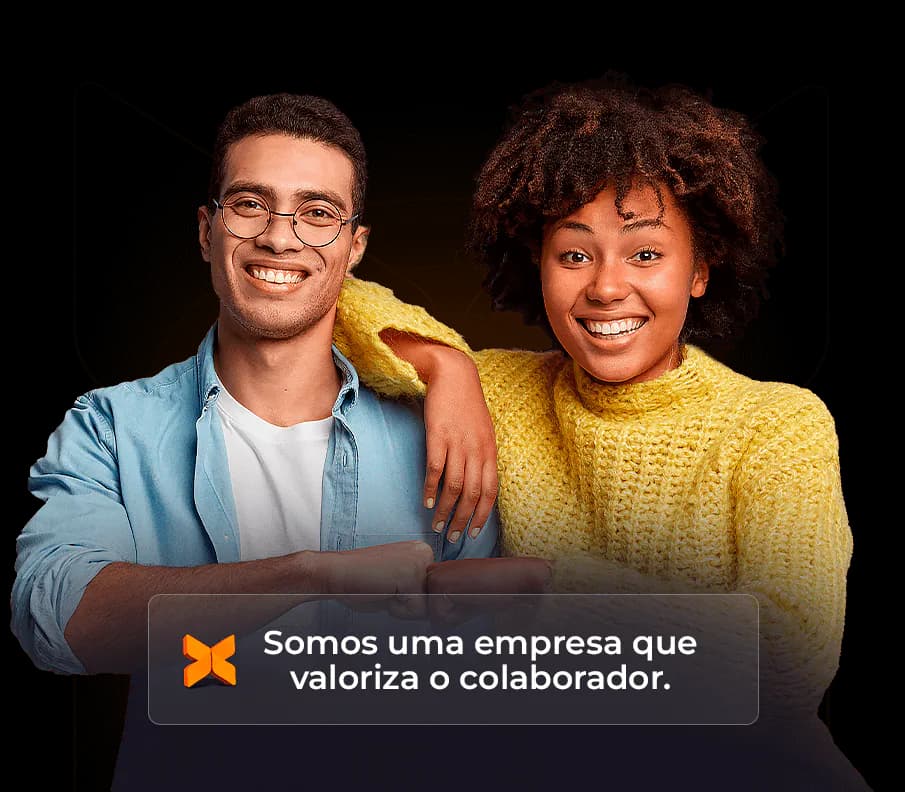 Dois colaboradores da Texas Corretora sorrindo lado a lado, sob a frase “Somos uma empresa que valoriza o colaborador”